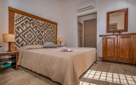 Villa Pineta 6: Mueble, Diseño De Interiores, Habitación, Piso, Suelo, Cama, Madera, Sábana, Habitación, Textil