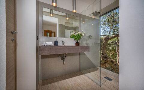 Villa Pineta 6: Baño, Arreglo De Tubería, Piso, Pared, Diseño De Interiores, Suelo, Lavabo Del Baño, Grifo, Lavabo, Techo