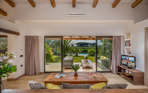 Villa Pineta 6: Diseño De Interiores, Mueble, Piso, Madera, Casa, Sofá, Suelo, Mesa, Techo, Sala