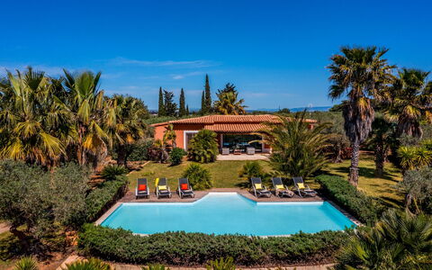 Villa Pineta 6: Azul, Árbol, Piscina, Recurso, Eco Hotel, Inmuebles, Hacienda, Paisajismo