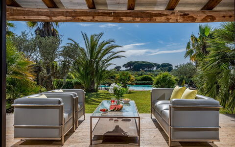 Villa Pineta 6: Mueble, Silla, Mueble Para Exteriores, Sofá, Recurso, Jardín, Maceta, Mesa De Café, Sombra