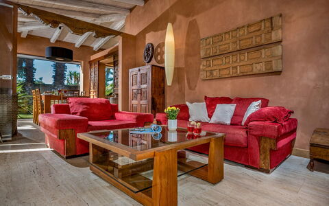 Villa Antura 4: Mueble, Sofá, Diseño De Interiores, Piso, Madera, Sala, Suelo, Habitación, Silla, Suelos De Madera