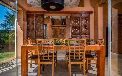 Villa Antura 4: Mueble, Diseño De Interiores, Madera, Mesa, Piso, Silla, Suelo, Cocina Y Comedor Mesa, Comedor, Encendiendo