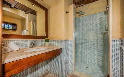 Villa Antura 4: Baño, Arreglo De Tubería, Piso, Pared, Lavabo Del Baño, Suelo, Lavabo, Madera, Diseño De Interiores, Grifo