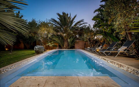 Villa Antura 4: Piscina, Azul, Agua, Recurso, Eco Hotel, Mueble Para Exteriores, Material Compuesto, Sunlounger, Fuente De Agua, Sombra