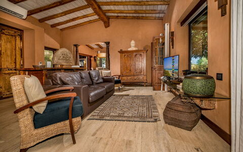Villa Ashram 6: Mueble, Madera, Piso, Diseño De Interiores, Sofá, Suelo, Sala, Silla, Techo, Mesa