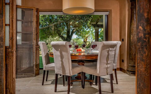 Villa Ashram 6: Mueble, Diseño De Interiores, Mesa, Piso, Silla, Madera, Comedor, Suelo, Cocina Y Comedor Mesa, Encendiendo