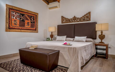 Villa Ashram 6: Cama, Mueble, Diseño De Interiores, Habitación, Pared, Piso, Suelo, Lecho, Madera, Sábana