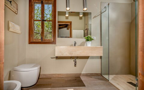 Villa Ashram 6: Baño, Diseño De Interiores, Piso, Arreglo De Tubería, Suelo, Pared, Madera, Lavabo, Baño, Grifo