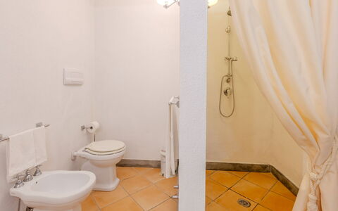 Villa Bambù 9+2: Piso, Suelo, Diseño De Interiores, Techo, Habitación, Arreglo De Tubería, Baño, Plomería, Moldura