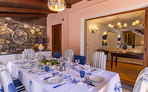 Villa Bambù 9+2: Mueble, Diseño De Interiores, Mesa, Vajilla, Silla, Comedor, Piso, Cocina Y Comedor Mesa, Manteles, Textil