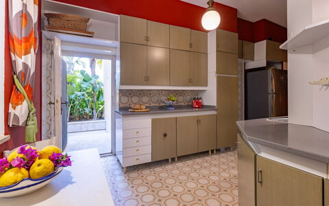 Villa Carina 12: Diseño De Interiores, Cocina, Piso, Mueble, Mostrador, Suelo, Madera, Gabinetes, Electrodoméstico, Encendiendo