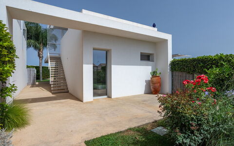 Villa Il Melograno 4+2: Pared, Arquitectura, Barrio Residencial, Casa, Material Compuesto, Sombra, Hormigón, Inmuebles, Jardín, Paisajismo