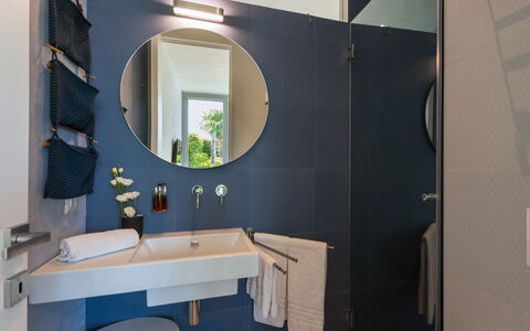 Villa Carrubo 4: Diseño De Interiores, Baño, Piso, Arreglo De Tubería, Suelo, Encendiendo, Lavabo Del Baño, Lámpara, Habitación, Plomería