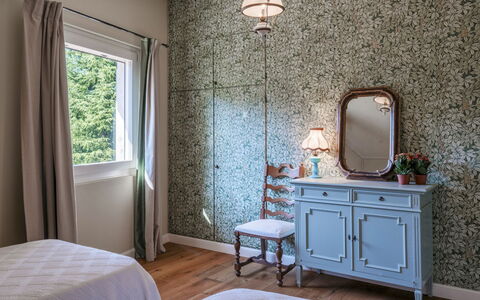 Villa del Prato 8: Diseño De Interiores, Encendiendo, Habitación, Cortina, Papel Pintado, Manchas De Madera, Planta De Casa, Lámpara, Silla, Pintar