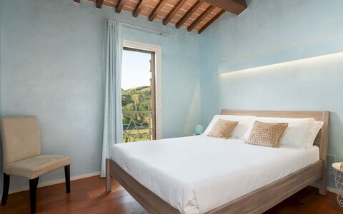 Podere Terranuova 10+2: Habitación, Pared, Cama, Diseño De Interiores, Madera, Linos, Lecho, Sábana, Mueble, Suelo