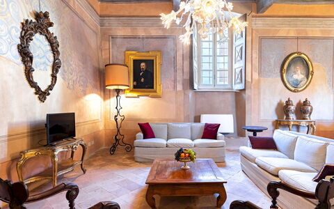 Palazzo Pozzo Bonelli 14: Mueble, Diseño De Interiores, Piso, Pared, Sofá, Suelo, Sala, Mesa, Madera, Techo