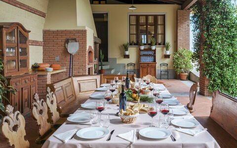 Tenuta Navelli 12+2: Mueble, Mesa, Silla, Diseño De Interiores, Cocina Y Comedor Mesa, Vajilla, Comedor, Techo, Piso, Habitación