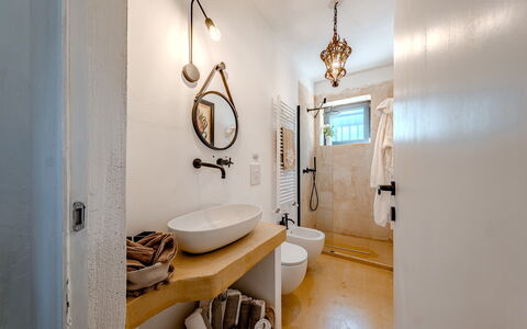 Casale di Amelì 5: Baño, Pared, Arreglo De Tubería, Diseño De Interiores, Piso, Suelo, Espejo, Lavabo Del Baño, Techo, Lámpara