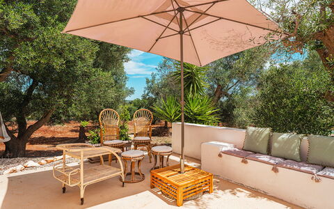 Casale di Amelì 5: Mueble, Mueble Para Exteriores, Silla, Mesa, Mesa Al Aire Libre, Paraguas, Sombra, Jardín, Maceta, Patio