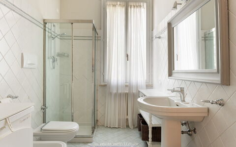 Nonna Isa 12: Arreglo De Tubería, Diseño De Interiores, Piso, Baño, Suelo, Plomería, Lavabo, Grifo, Lavabo Del Baño, Loseta