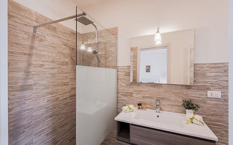 Villa Puspo 8: Piso, Arreglo De Tubería, Baño, Diseño De Interiores, Mueble De Baño, Suelo, Lavabo Del Baño, Grifo, Plomería, Lavabo