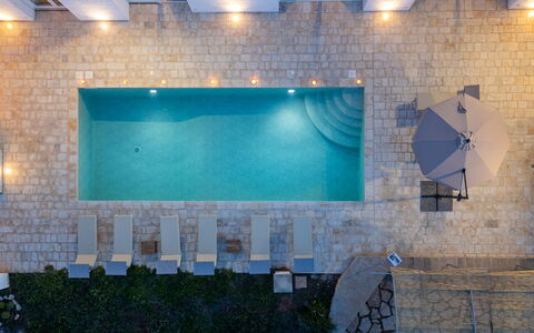 Villa Puspo 8: Piscina, Azul, Mueble Para Exteriores, Piso, Recurso, Suelo, Material Compuesto, Fuente De Agua, Thermae, Sunlounger