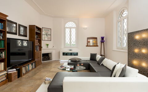 Villa Laguna 10: Mueble, Diseño De Interiores, Piso, Sofá, Pared, Suelo, Sala, Madera, Techo, Habitación