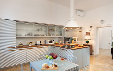 Villa Laguna 10: Cocina, Diseño De Interiores, Mostrador, Mueble, Aparato De Cocina, Piso, Gabinetes, Techo, Encendiendo, Electrodoméstico