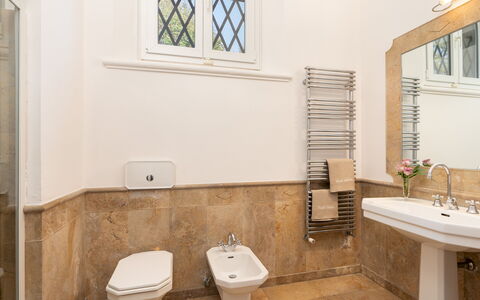 Villa Laguna 10: Arreglo De Tubería, Baño, Piso, Diseño De Interiores, Lavabo, Lavabo Del Baño, Grifo, Suelo, Plomería, Loseta