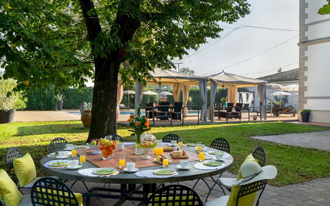 Villa Laguna 10: Mueble, Mesa, Silla, Sombra, Mueble Para Exteriores, Restaurante, Jardín, Mesa Al Aire Libre, Estructura Al Aire Libre, Yarda