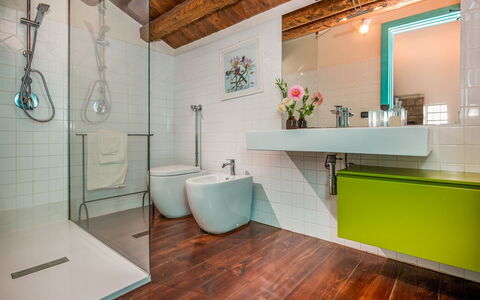 Villa Ramunna 6: Diseño De Interiores, Piso, Pared, Baño, Arreglo De Tubería, Suelo, Grifo, Plomería, Loseta, Lavabo