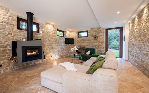 Villa Cherubini 8+1: Piso, Diseño De Interiores, Pared, Mueble, Suelo, Sofá, Madera, Techo, Sala, Pared De Piedra