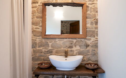 Villa Cherubini 8+1: Pared, Diseño De Interiores, Espejo, Arreglo De Tubería, Lavabo Del Baño, Baño, Encendiendo, Pared De Piedra, Habitación, Lavabo