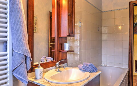 Villa Ipazia 6: Arreglo De Tubería, Lavabo Del Baño, Piso, Diseño De Interiores, Lavabo, Baño, Suelo, Grifo, Plomería, Mueble