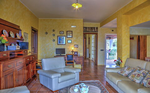Villa Ipazia 6: Mueble, Diseño De Interiores, Piso, Pared, Suelo, Habitación, Techo, Madera, Sofá, Sala