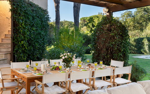 Villa Puntala 10: Mueble, Mesa, Silla, Mueble Para Exteriores, Cocina Y Comedor Mesa, Mesa Al Aire Libre, Jardín, Restaurante, Sombra, Patio