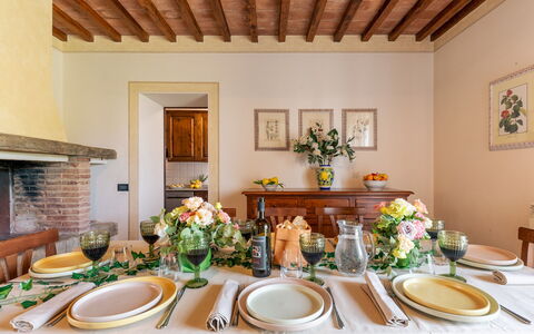 Casale Fienile 8: Mueble, Mesa, Diseño De Interiores, Vajilla, Manteles, Cocina Y Comedor Mesa, Comedor, Silla, Habitación, Vajilla