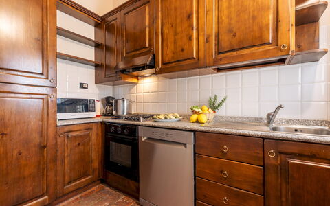 Casale Fienile 8: Gabinetes, Cocina, Madera, Mostrador, Electrodoméstico, Aparato De Cocina, Piso, Diseño De Interiores, Alacena, Habitación