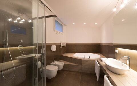 Villa Mandara 8+2: Baño, Diseño De Interiores, Piso, Arreglo De Tubería, Suelo, Lavabo Del Baño, Lavabo, Techo, Grifo, Plomería