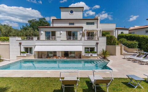 Villa Mandara 8+2: Piscina, Barrio Residencial, Casa, Casa, Inmuebles, Mansión, Recurso, Hacienda, Villa, Balcón