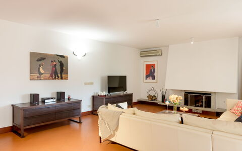 La Scuderia 8: Mueble, Diseño De Interiores, Piso, Pared, Suelo, Madera, Sofá, Habitación, Techo, Sala