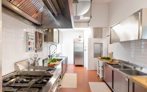 La Scuderia 8: Cocina, Aparato De Cocina, Mostrador, Electrodoméstico, Estufa De Cocina, Piso, Mueble, Encendiendo, Diseño De Interiores, Estufa