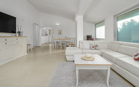 Villa la Maddalena 6+2: Mueble, Piso, Sofá, Diseño De Interiores, Techo, Suelo, Sala, Mesa, Habitación, Encendiendo