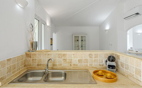 Villa la Maddalena 6+2: Pared, Diseño De Interiores, Piso, Techo, Mostrador, Suelo, Arreglo De Tubería, Habitación, Encendiendo, Cocina