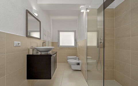 Villa la Maddalena 6+2: Baño, Diseño De Interiores, Piso, Arreglo De Tubería, Pared, Suelo, Lavabo Del Baño, Lavabo, Baño, Techo
