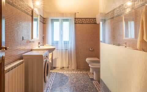 Casale delle Farfalle 12: Piso, Suelo, Arreglo De Tubería, Diseño De Interiores, Baño, Loseta, Encendiendo, Plomería, Grifo, Techo