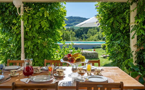 Casale delle Farfalle 12: Mueble, Mesa, Vajilla, Silla, Cocina Y Comedor Mesa, Manteles, Comida, Mesa Al Aire Libre, Utensilios Para Servir, Mueble Para Exteriores
