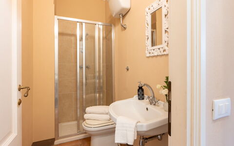 Villa Iole 14: Diseño De Interiores, Suelo, Piso, Arreglo De Tubería, Habitación, Baño, Mueble, Encendiendo, Lavabo Del Baño, Plomería