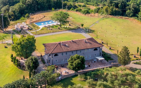 Villa Iole 14: Inmuebles, Césped, Jardín, Hacienda, Piscina, Villa, Paisajismo, Parque, Casa De Campo, Mansión